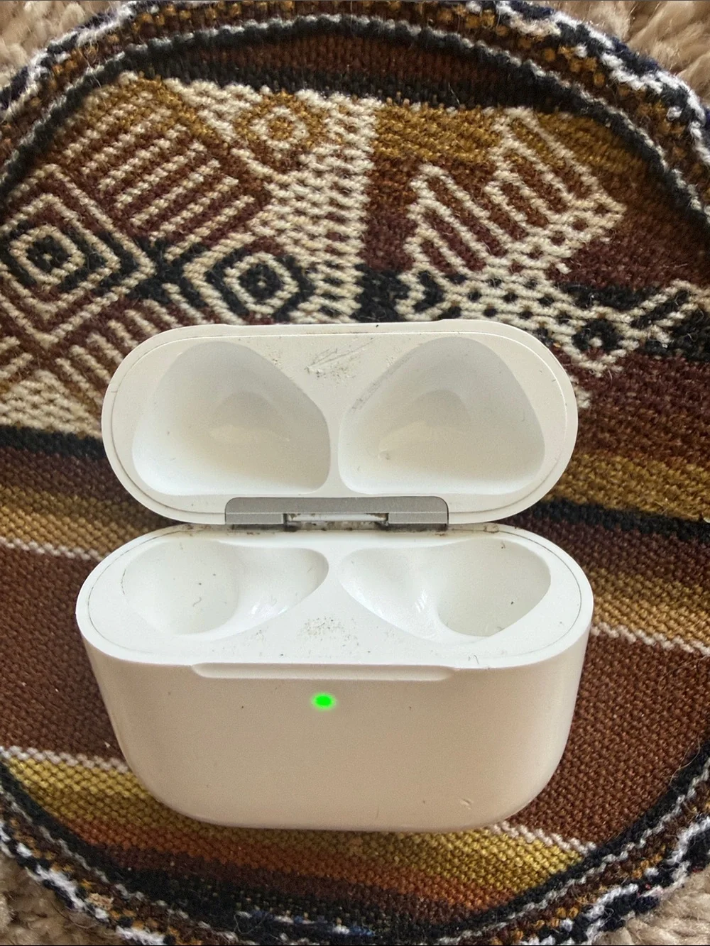 Apple White True Wireless Earbuds with White Charging Case and LED